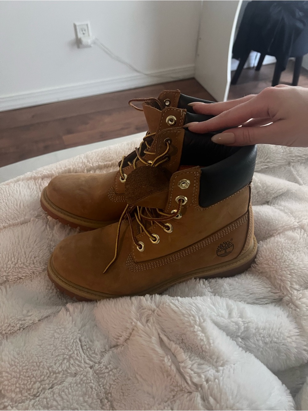 Timberland Women’s Tan Lace-Up Leather Boots with Black Collar